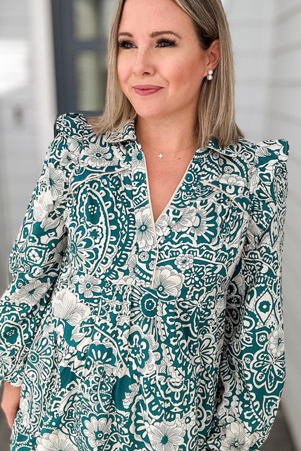 Robe grande taille verte à fleurs et manches à volants, col fendu