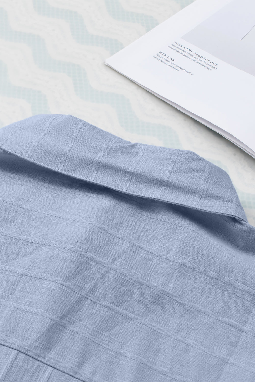 Camisa con botones texturizados y bolsillos