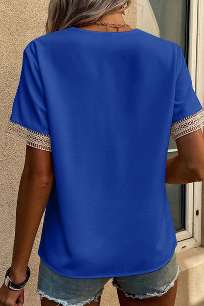 Chemisier à manches courtes et col en V avec bordure en dentelle