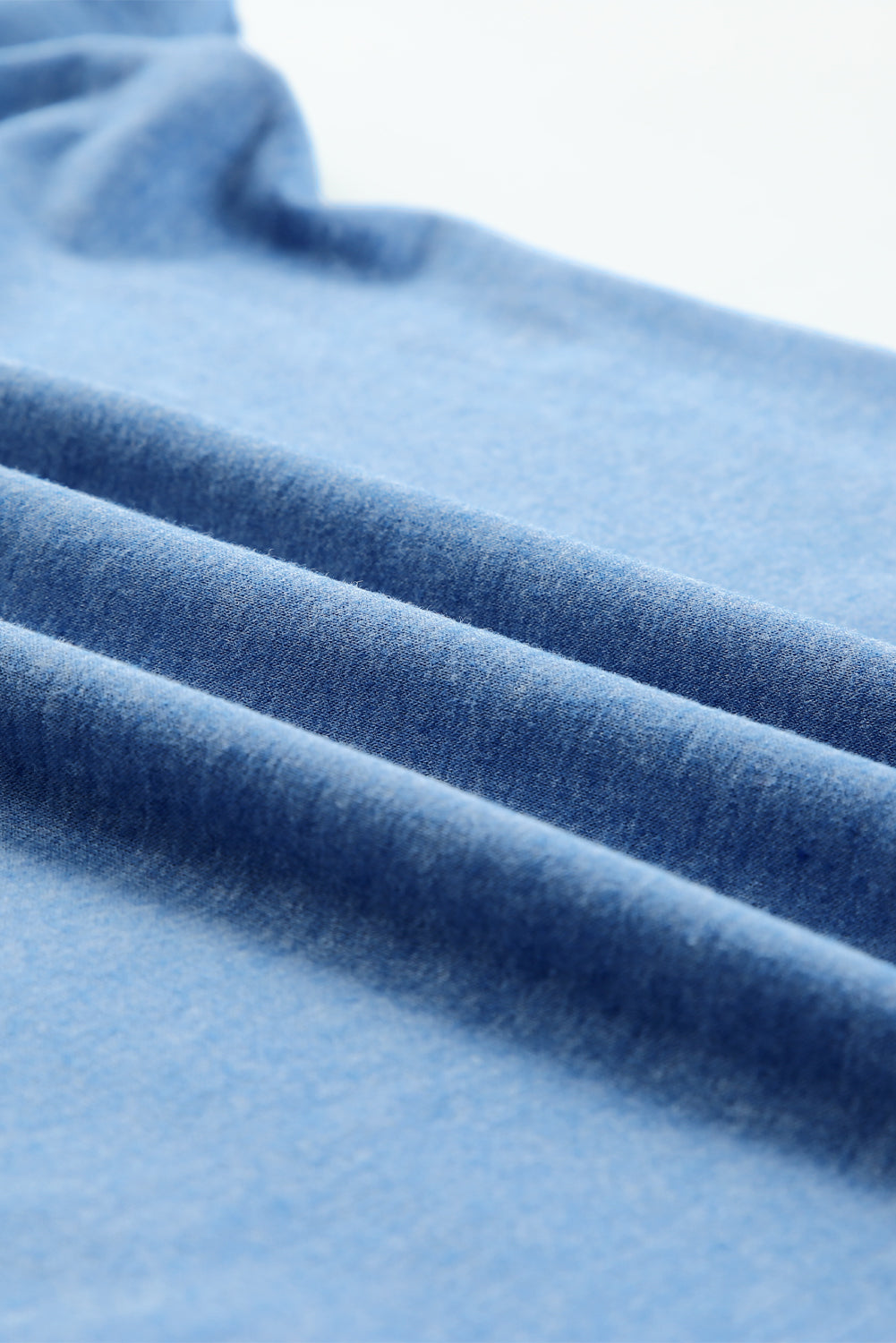 Camiseta de manga corta con cuello en V y lavado mineral