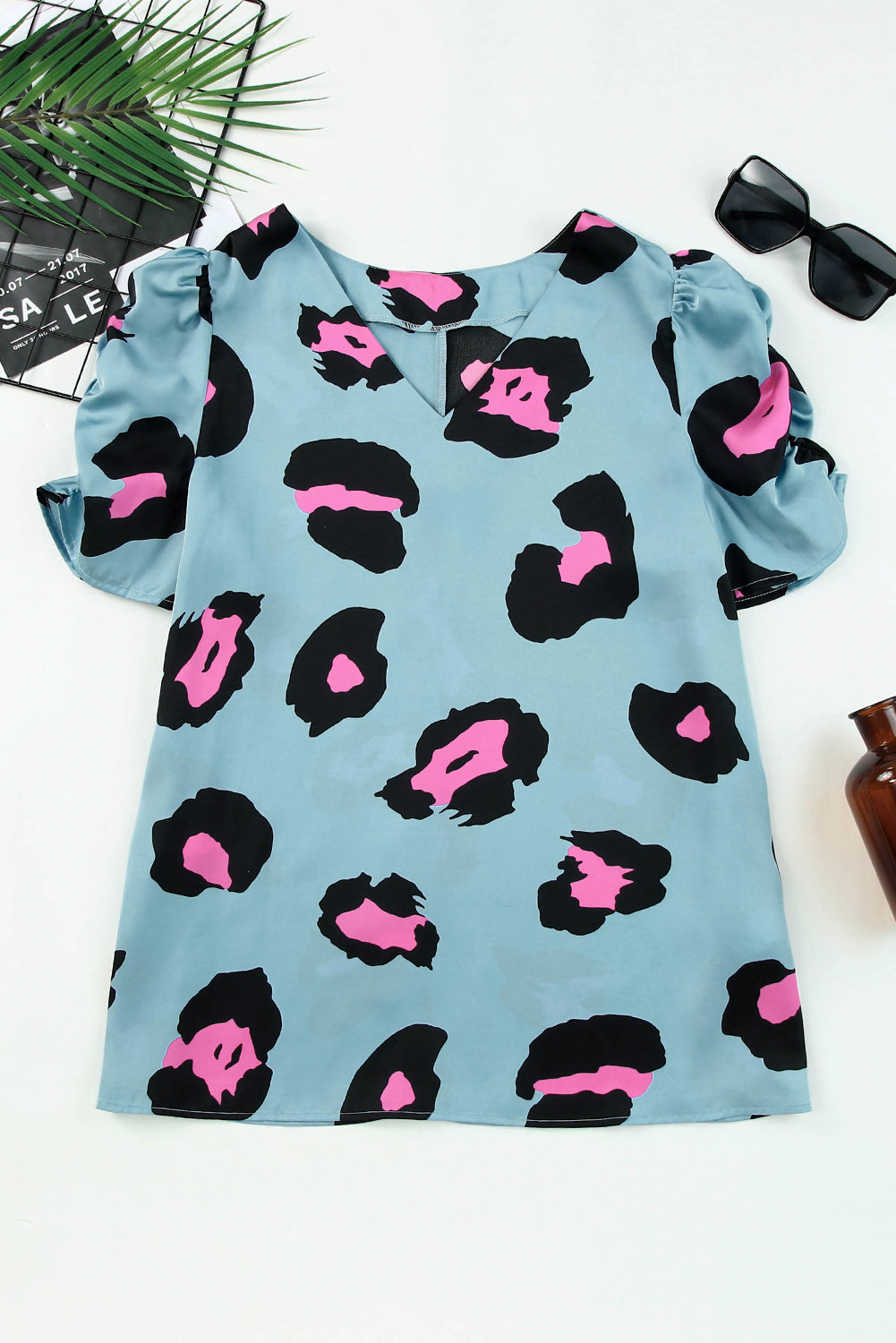 Blusa con estampado de leopardo de manga corta fruncida de color caqui