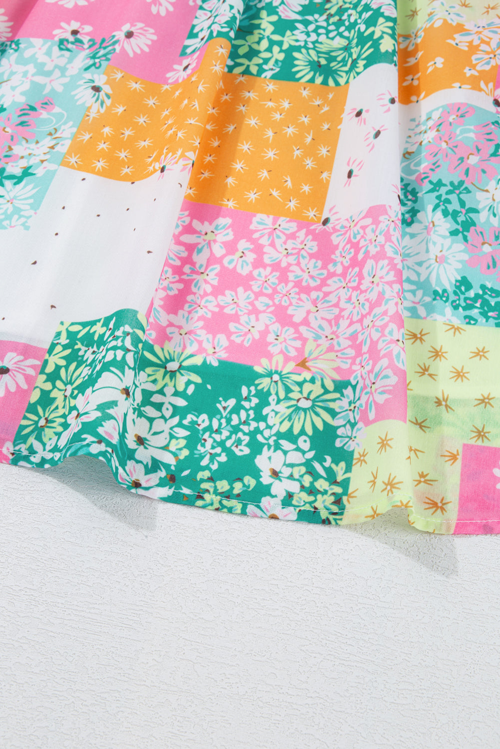 Robe courte plissée ample à motif patchwork floral vert