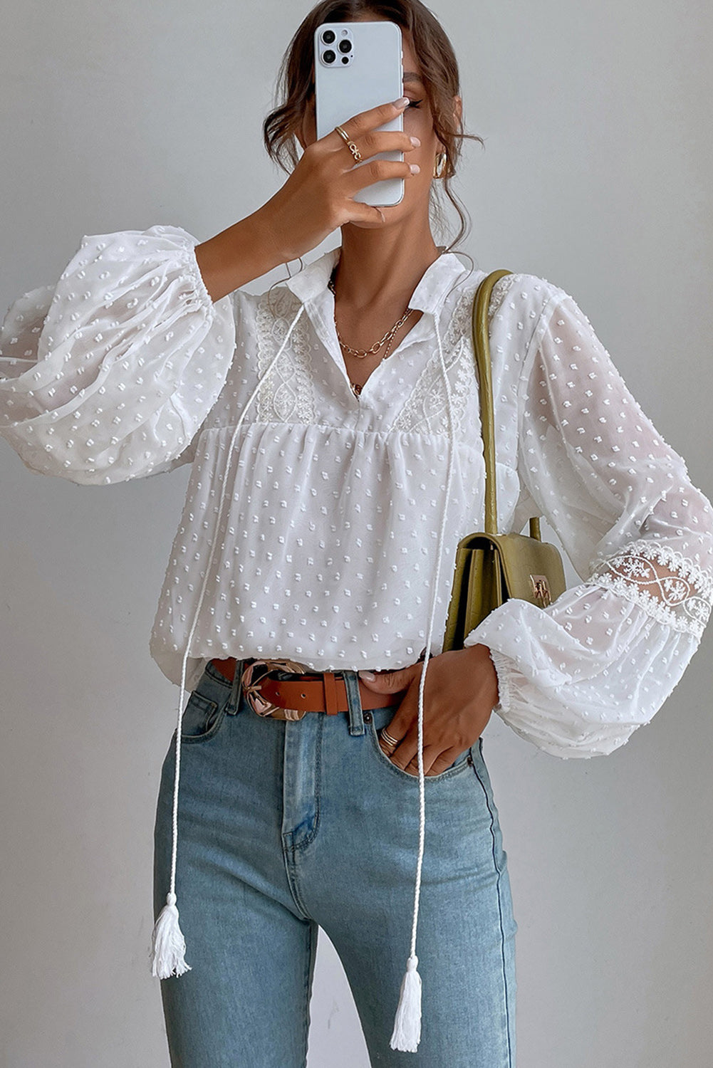 Blusa babydoll con manga globo y cordón de lunares suizos