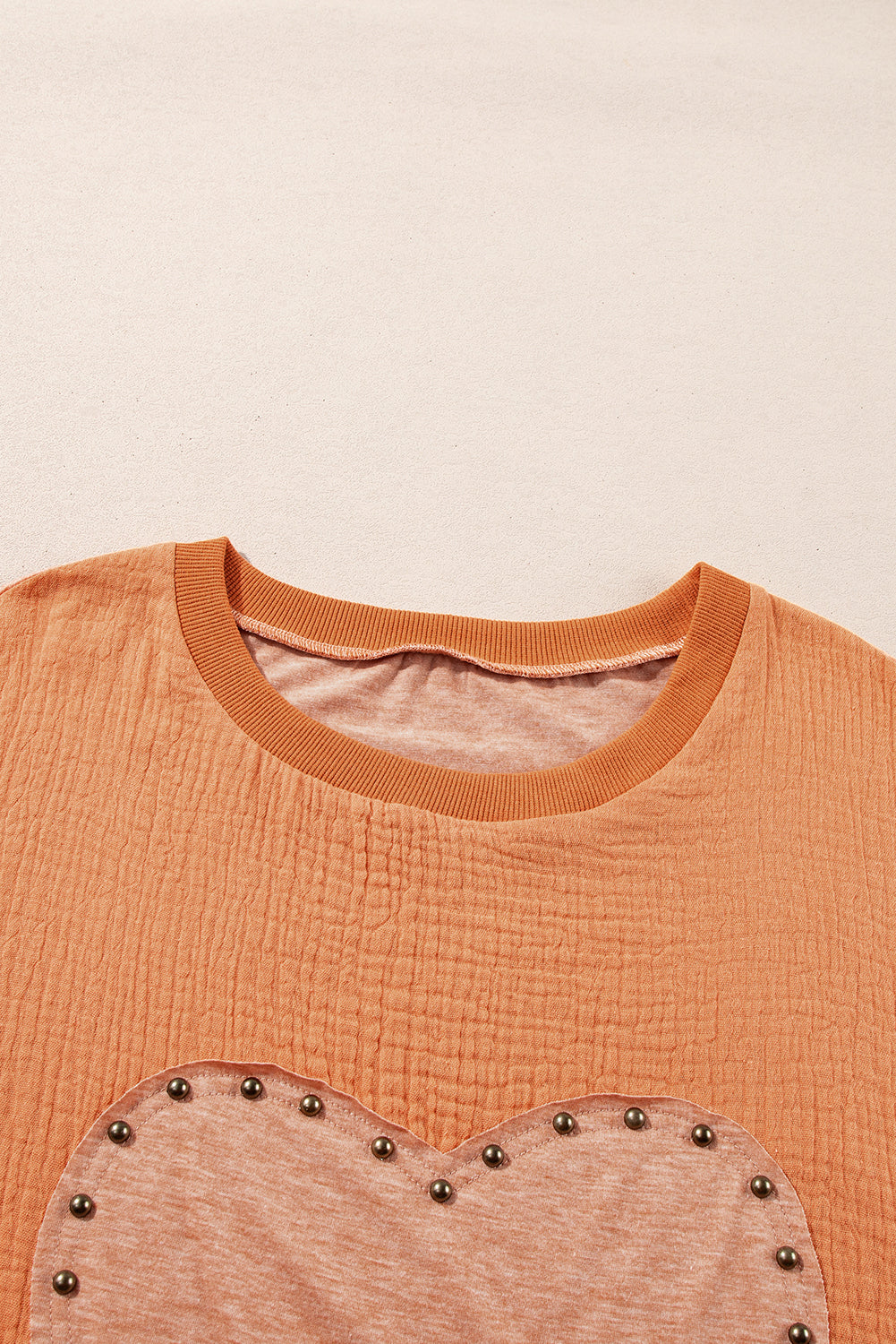 Haut dolman texturé à patch cœur et clous dorés du désert