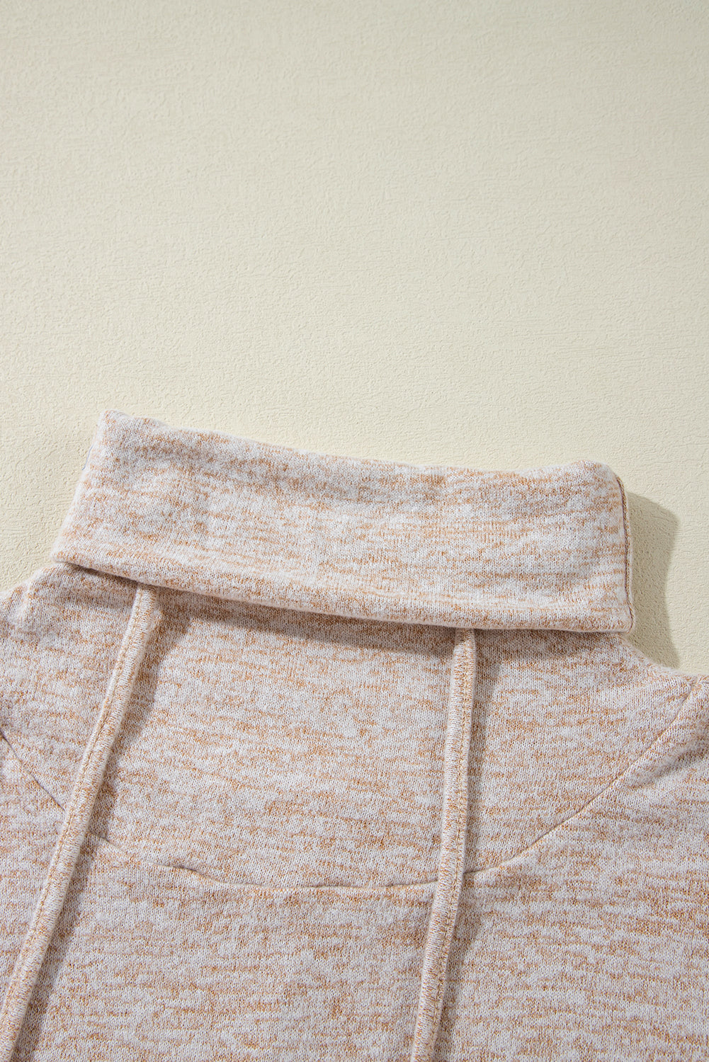 Haut fendu à manches longues et col montant avec cordon de serrage et imprimé abricot