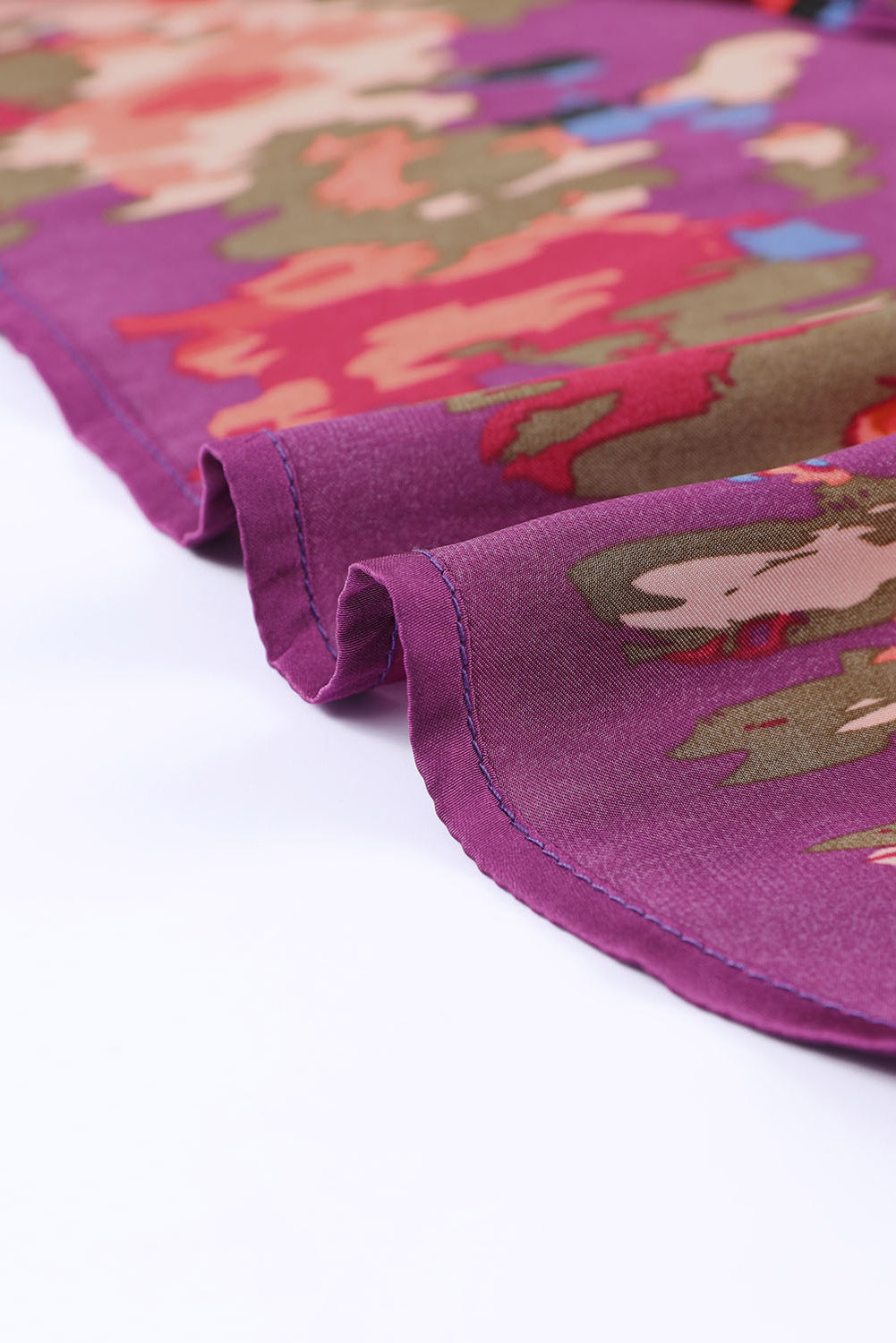 Blusa con mangas abullonadas y cuello en V con estampado de grafiti 