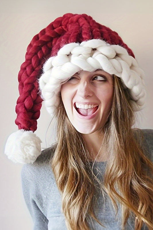 Bonnet de Noël en tricot épais avec pompons colorés et dahlias rouges