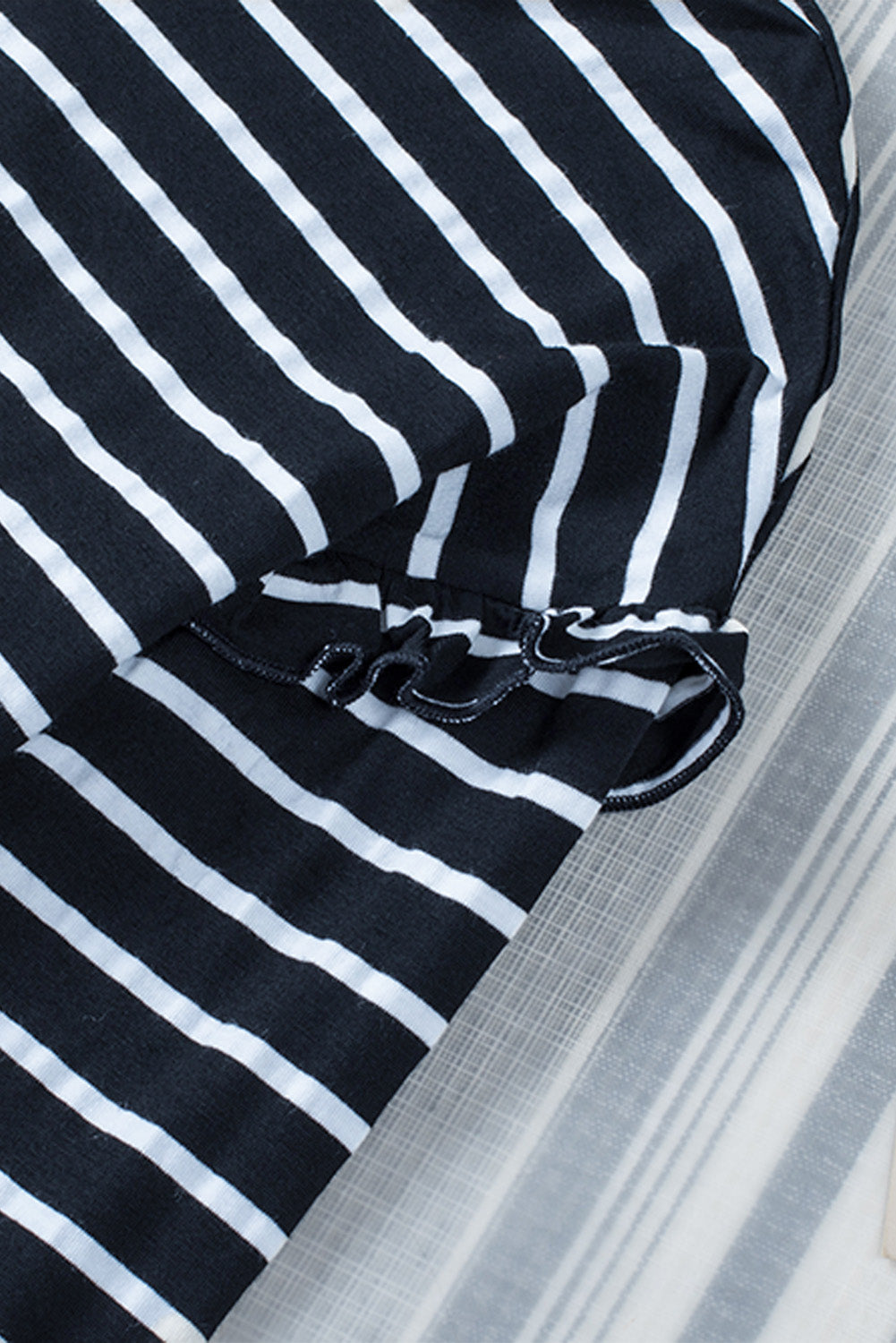 Haut à manches longues boutonné à volants et imprimé rayé