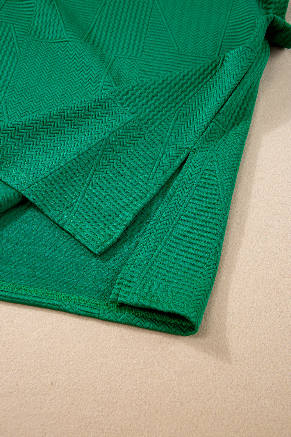 Haut fendu à volants texturé vert foncé et short à cordon de serrage