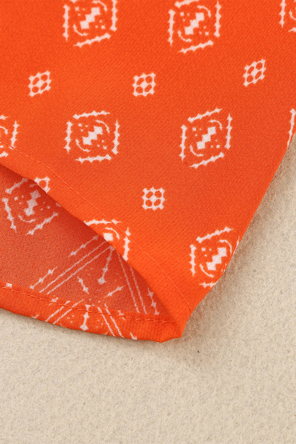 Blusa con botones y cuello en V con estampado floral 