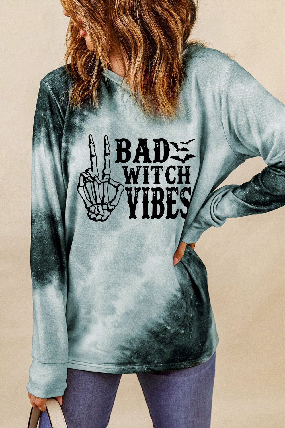 Top gris de manga larga con estampado Tie Dye BAD WITCH VIBES 