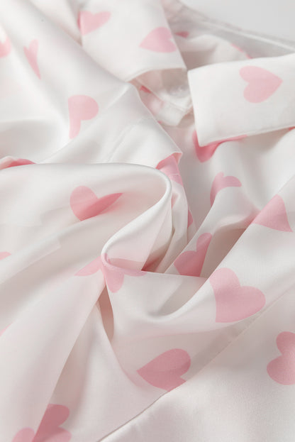 Chemise blanche à manches bouffantes et épaules tombantes avec imprimé cœur