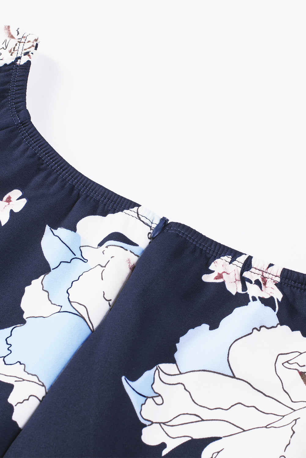 Robe mi-longue moulante fendue à épaules dénudées et imprimé floral bleu foncé