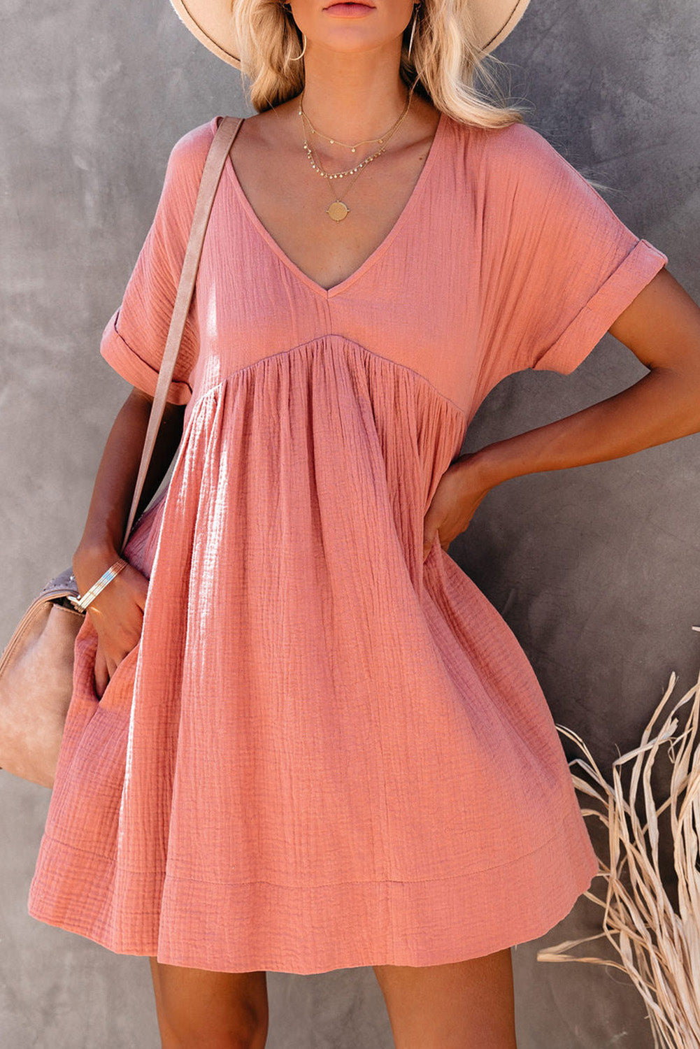 Minivestido babydoll enrollable de manga corta con cuello en V