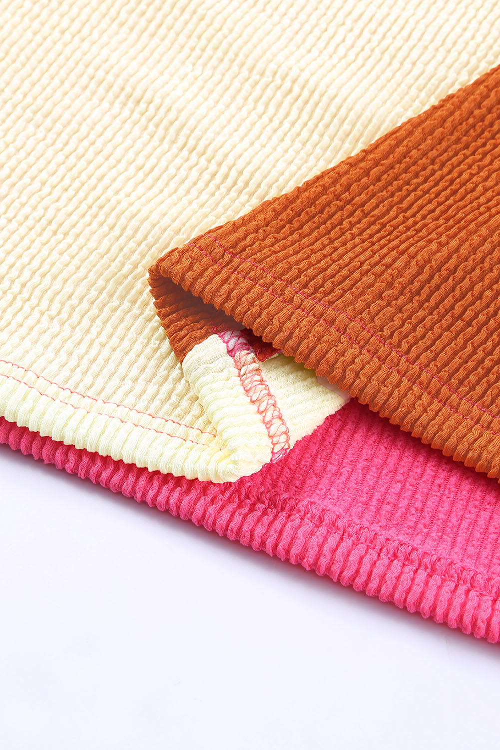 Top de manga larga acanalado con bloques de color patchwork