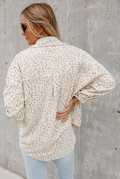 Veste-chemise boutonnée en velours côtelé beige à imprimé léopard avec poches à rabat