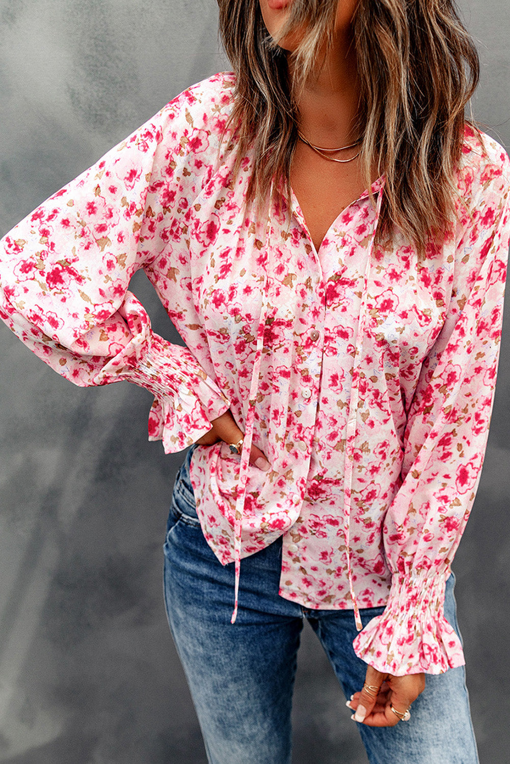Blusa con botones y cuello en V con estampado floral 