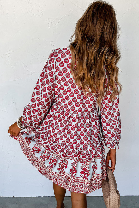 Mini vestido rosa rojo con borlas y lazo bohemio con cuello dividido y manga abullonada 