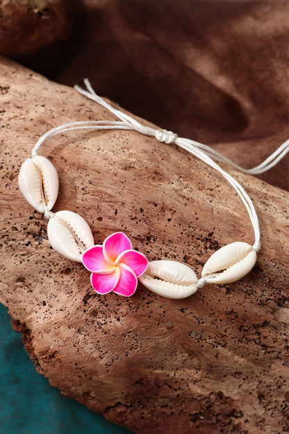 Bracelet ajustable en coquillage et fleur blanche