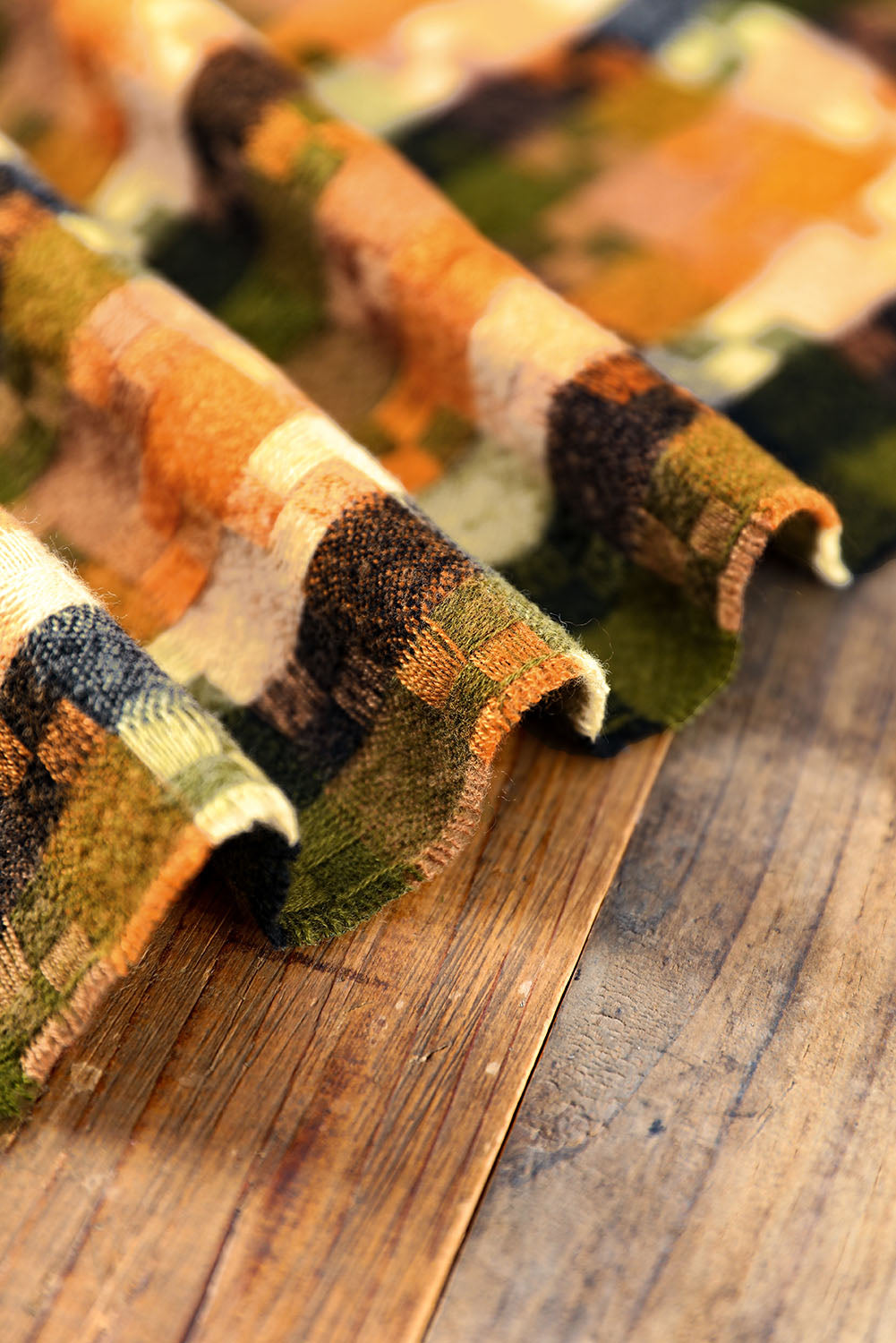 Bufanda con dobladillo con flecos y estampado de cuadros multicolor 