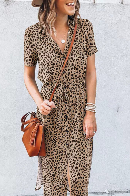 Vestido midi con abertura y cuello vuelto de leopardo color caqui 