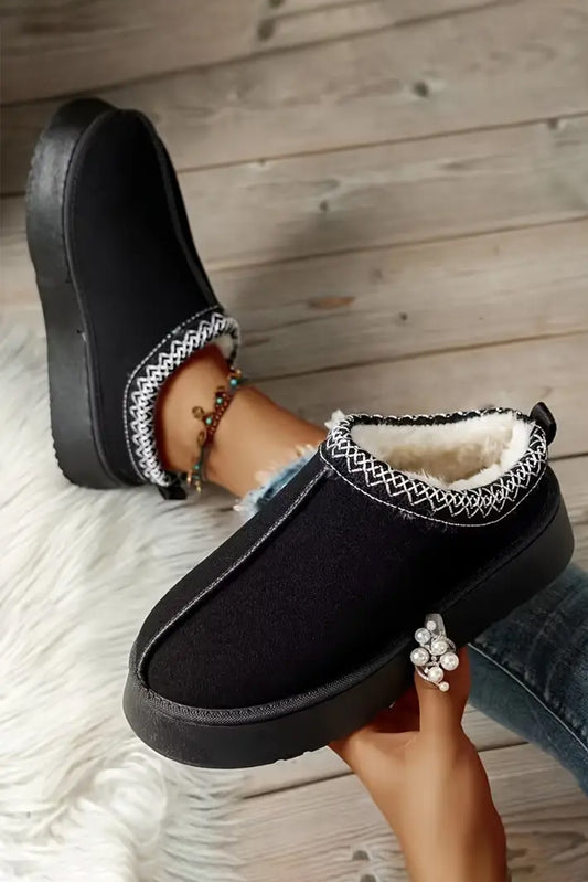 Zapatos planos con forro de felpa y punta redonda con estampado en contraste de ante castaño