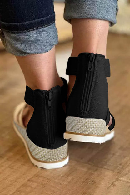 Sandalias de cuña baja con cremallera y tiras cruzadas en beige