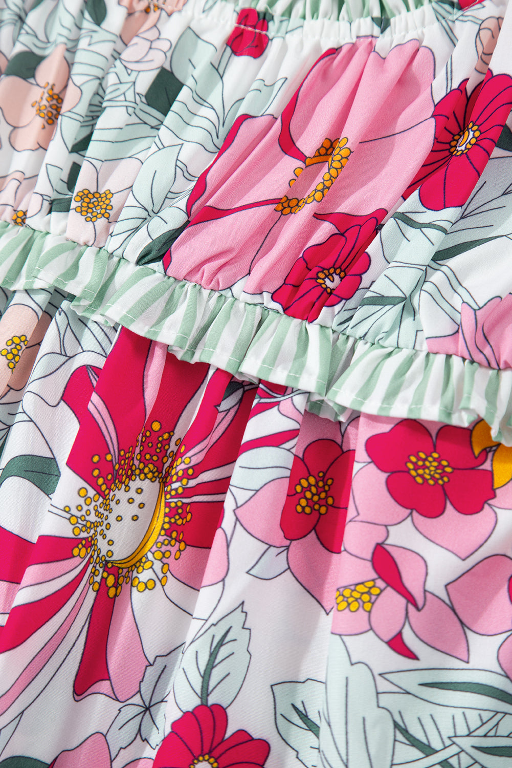 Chemisier à manches courtes à imprimé floral rose et bordure à volants contrastés