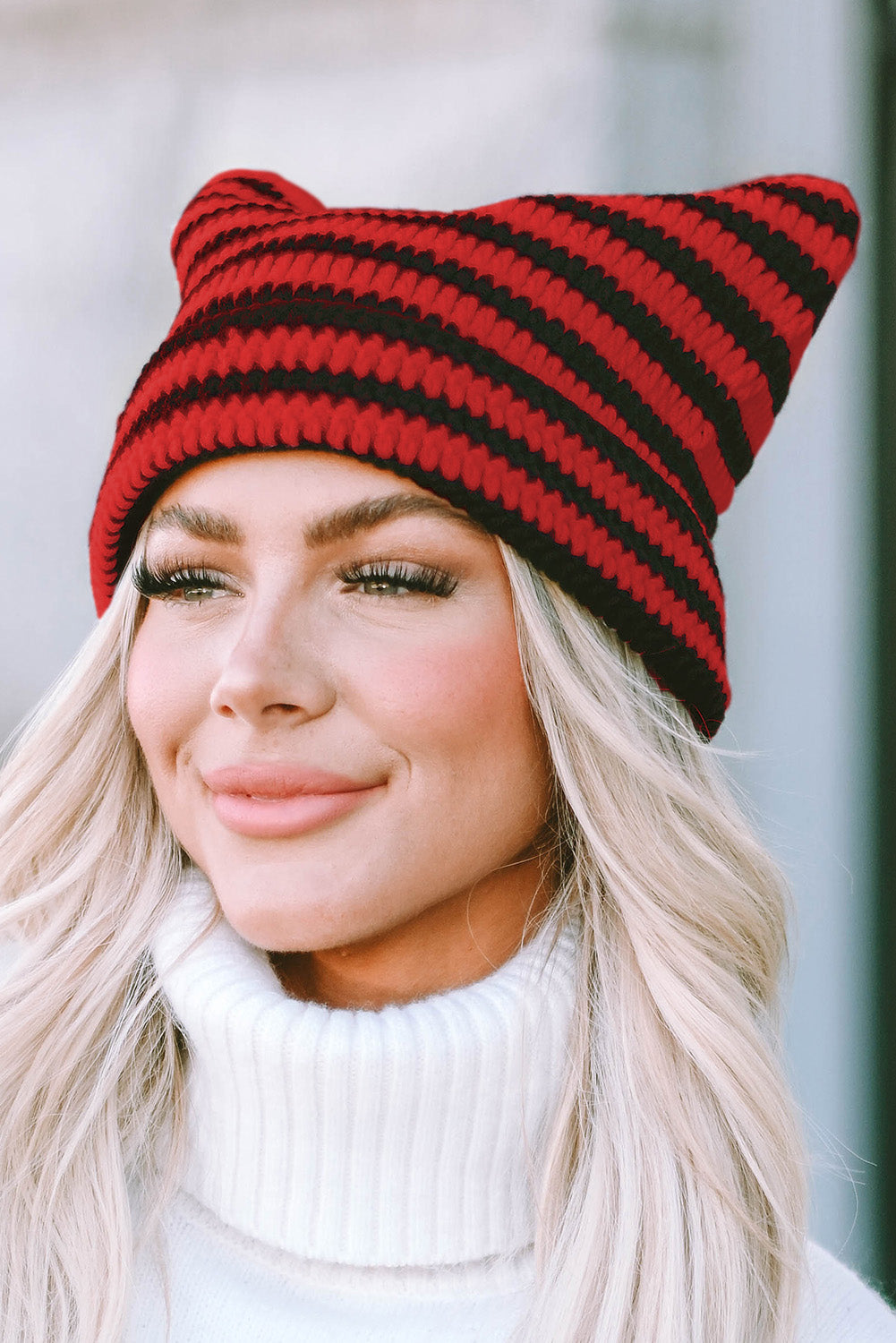 Gorro de punto rojo con orejas de gato a rayas lindas 