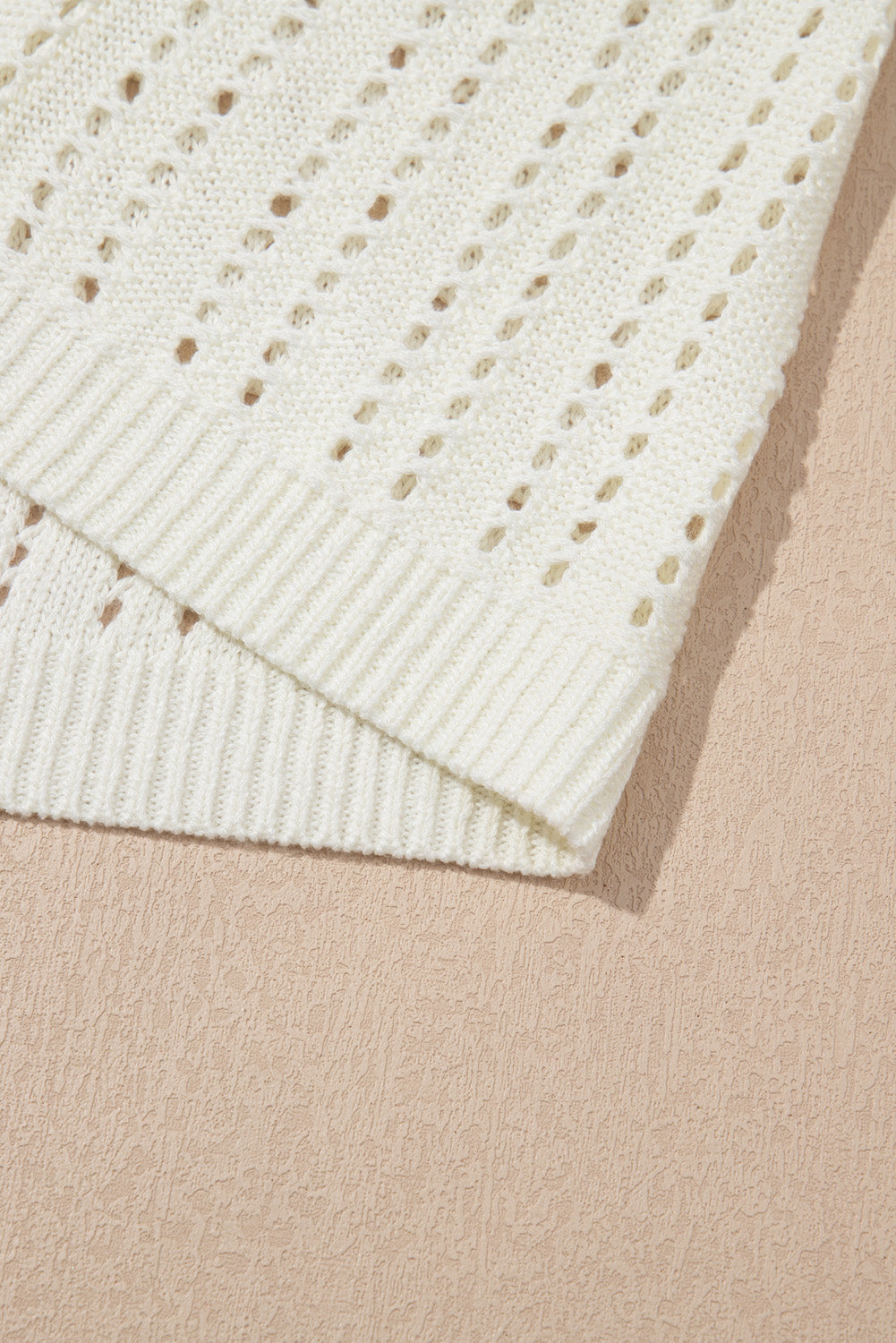 Robe de plage blanche sans manches à col en V et crochet à œillets