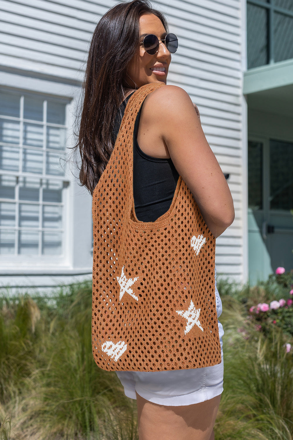 Bolso de hombro de punto ahuecado con estampado de corazón y estrella marrón