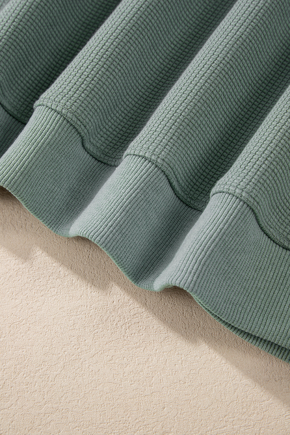 Haut à col en V et épaules tombantes en tricot gaufré Clearly Aqua