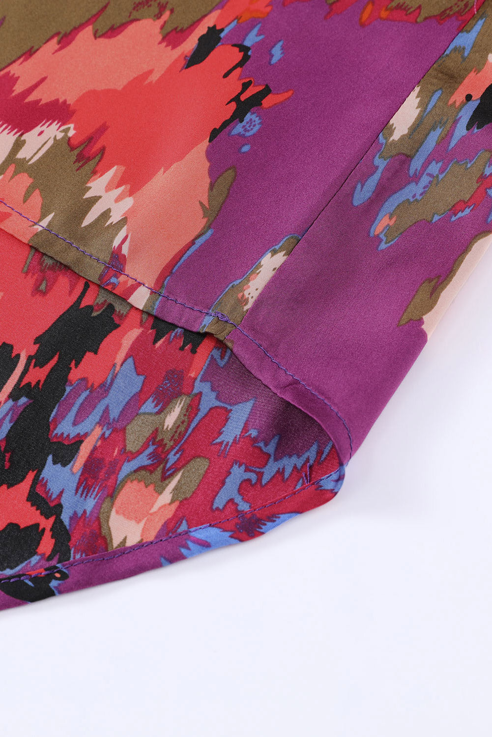 Blusa con mangas abullonadas y cuello en V con estampado de grafiti 