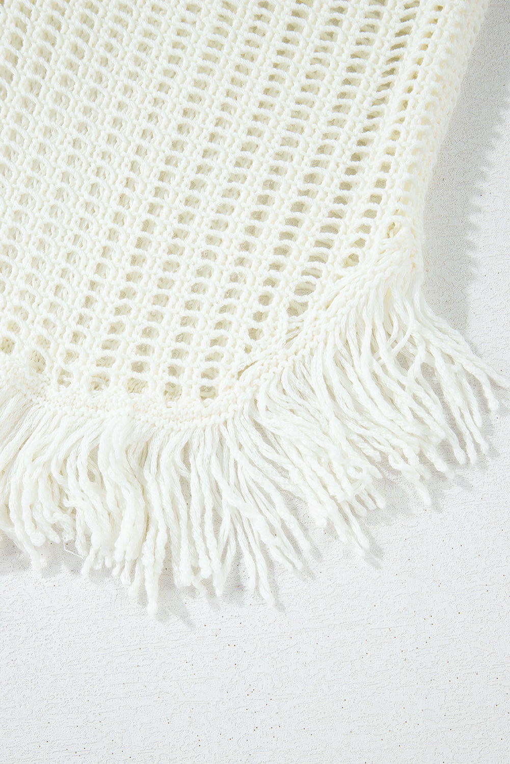 Cache-maillot de plage blanc en résille crochetée avec bords frangés et col en V