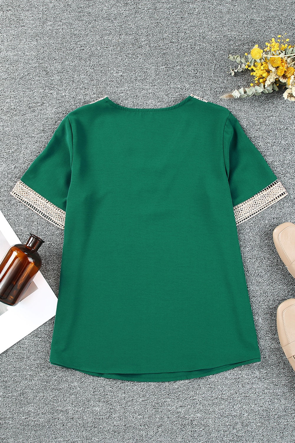 Chemisier à manches courtes et col en V avec bordure en dentelle