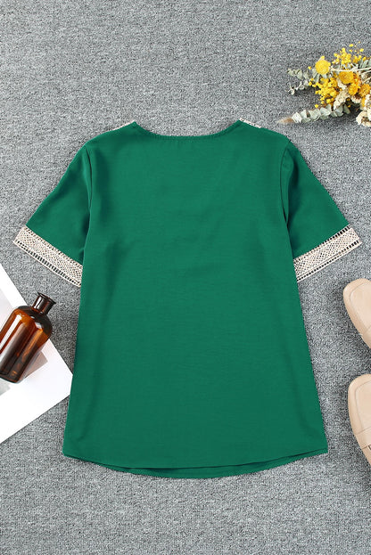 Chemisier à manches courtes et col en V avec bordure en dentelle