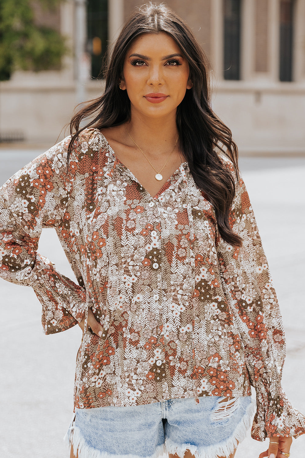 Blusa con botones y cuello en V con estampado floral 