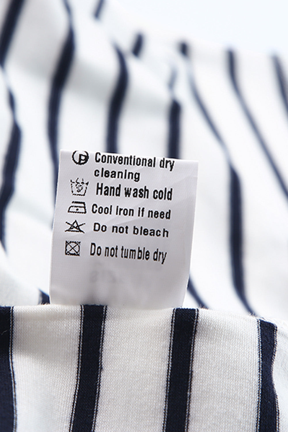 Haut à manches longues boutonné à volants et imprimé rayé