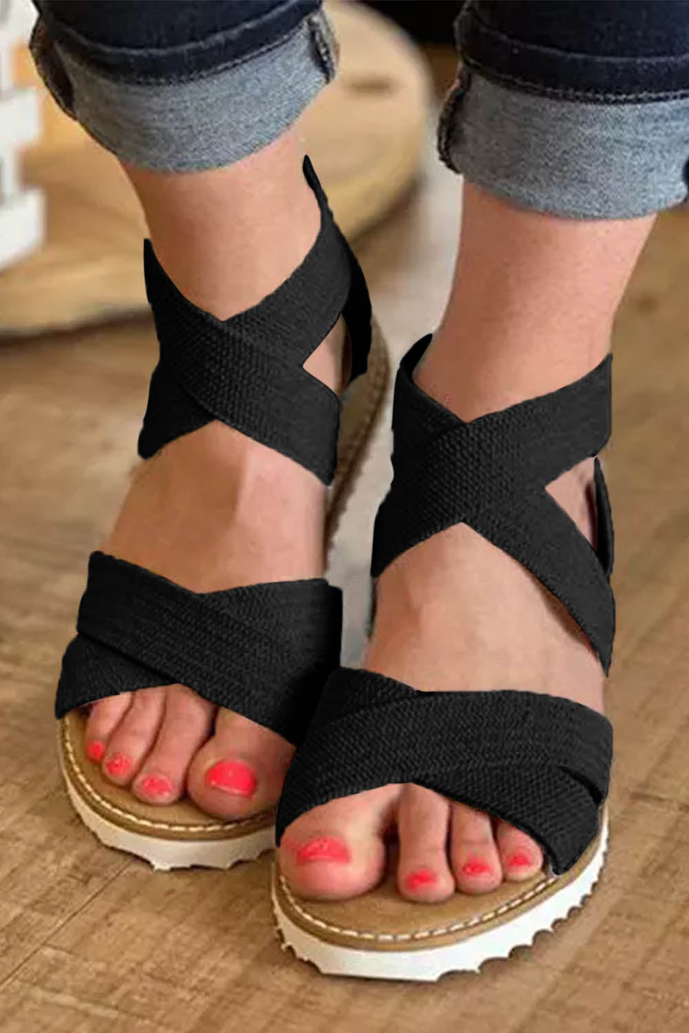 Sandalias de cuña baja con cremallera y tiras cruzadas en beige