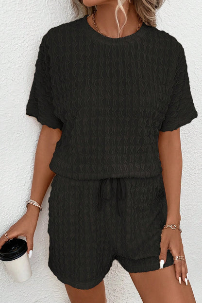 Ensemble haut à manches courtes texturé à volants noirs et short à cordon de serrage