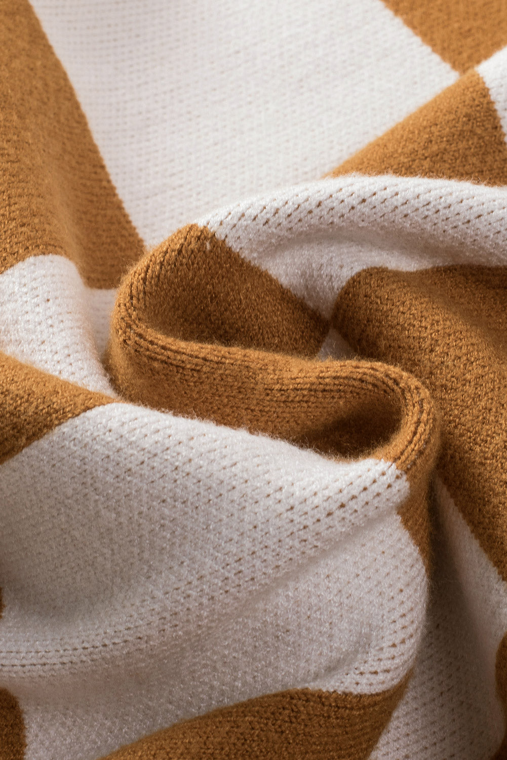 Cárdigan tipo suéter con botones y estampado de cuadros en contraste gris