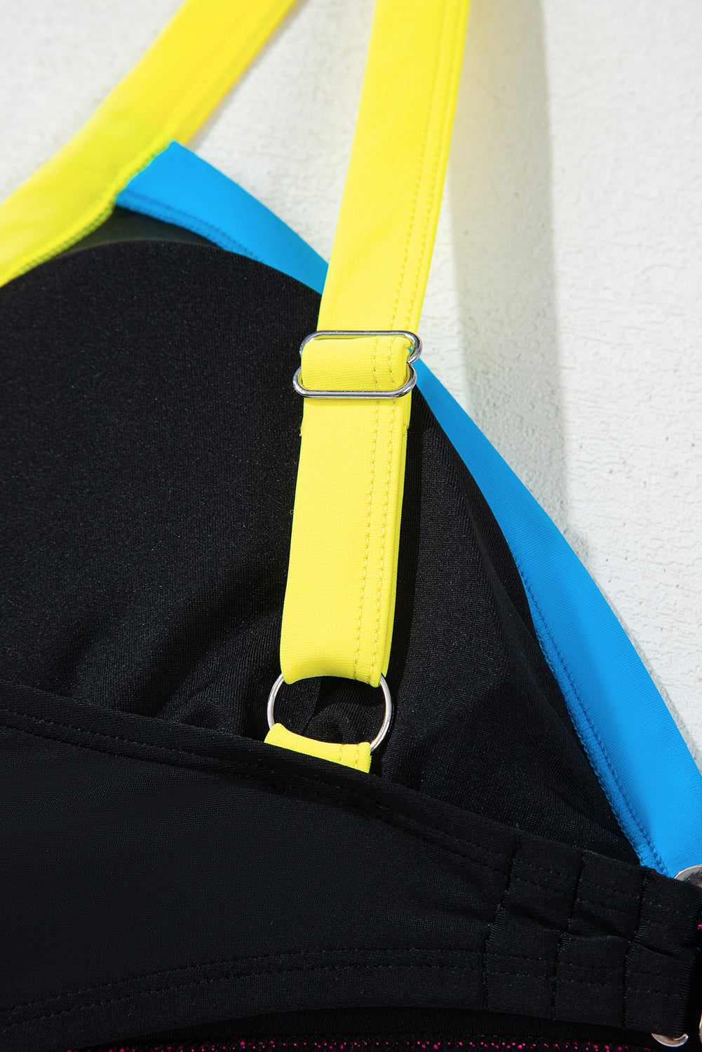 Ensemble bikini taille haute à col en V et cordon de serrage sur le côté