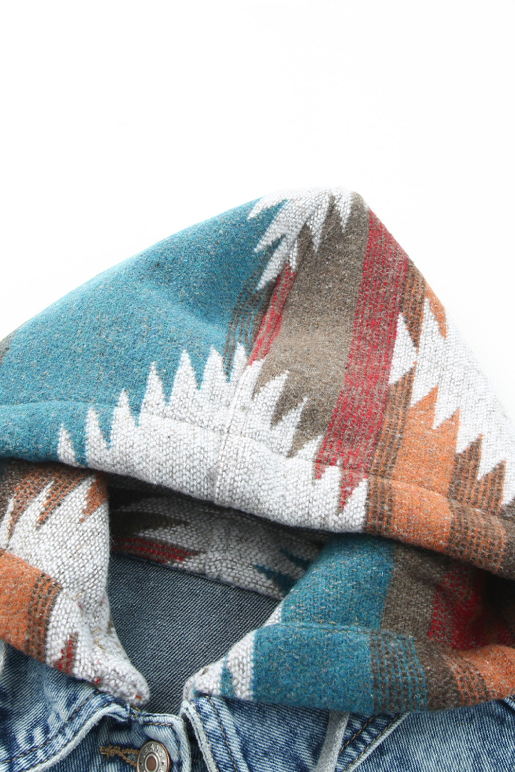 Chaqueta vaquera con dobladillo deshilachado y estampado azteca multicolor