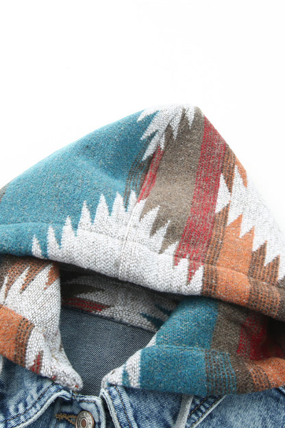 Chaqueta vaquera con dobladillo deshilachado y estampado azteca multicolor