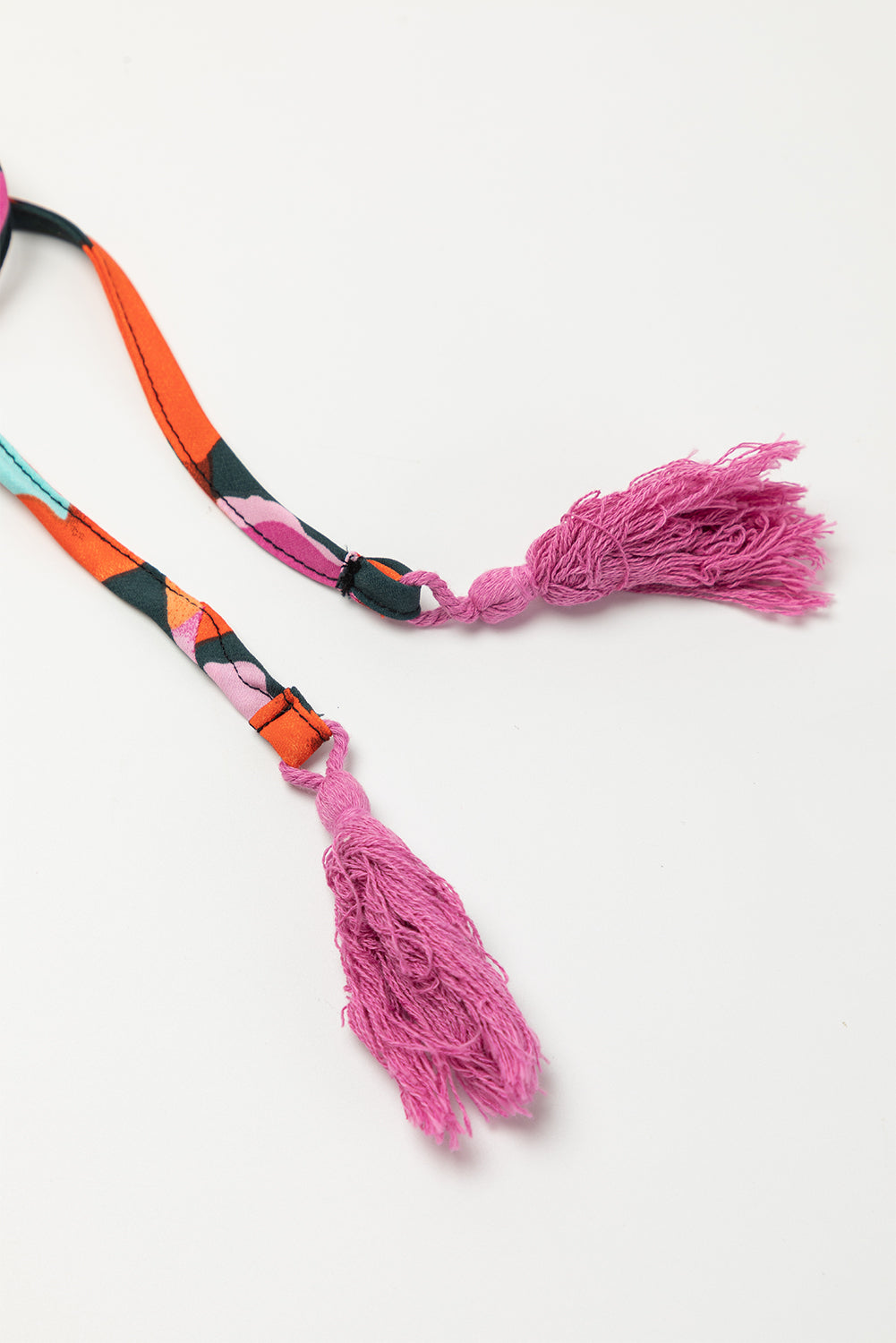 Robe courte rouge à fleurs et manches évasées à pompons