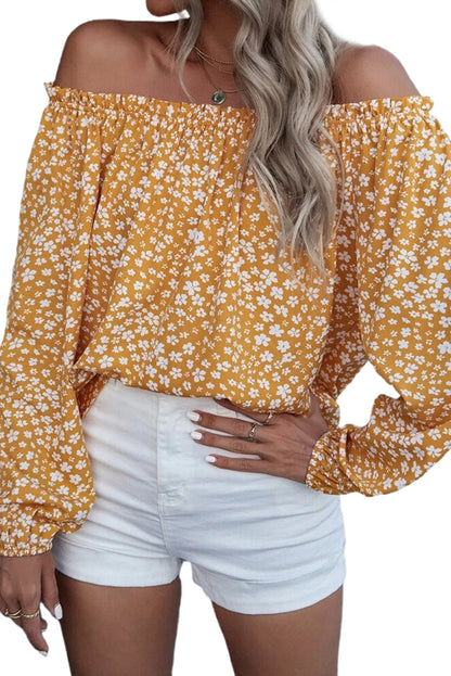 Blusa con hombros descubiertos y ribete de volantes con estampado floral amarillo 