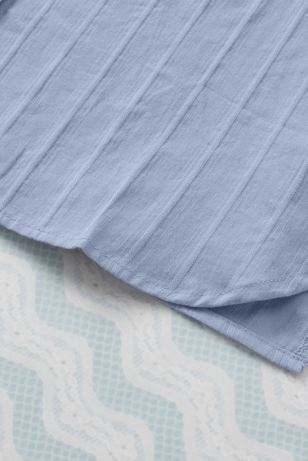 Camisa con botones texturizados y bolsillos