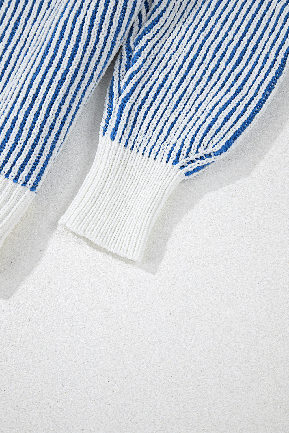 Pull ample en tricot texturé à rayures bleu foncé et bords contrastés