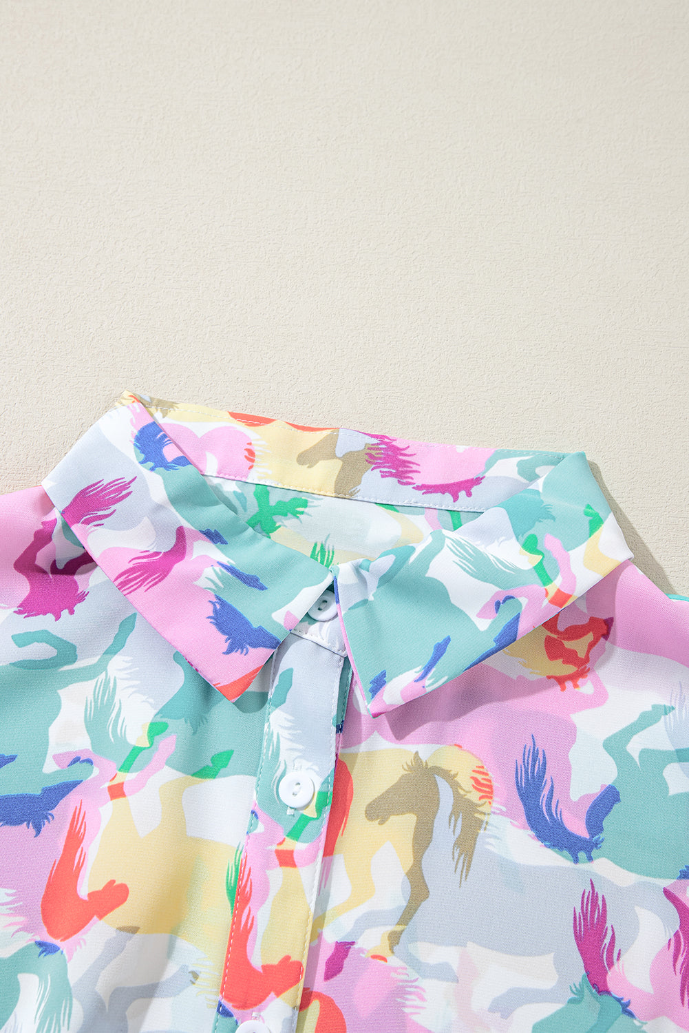 Chemise décontractée blanche à manches longues et boutons, imprimé cheval coloré