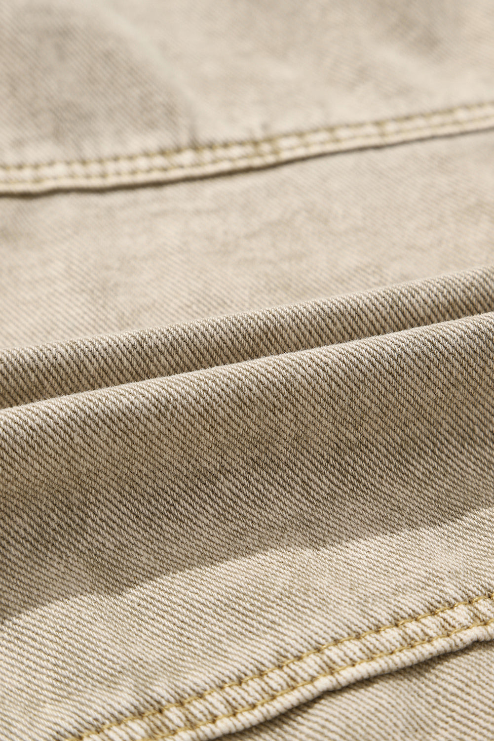 Chaqueta vaquera con bolsillos y tachuelas con remaches rosa 